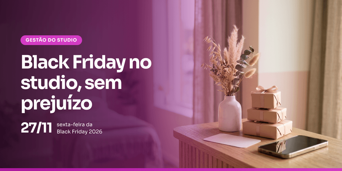 Black Friday no salão de beleza: balcão de studio com presentes embrulhados e celular sobre a bancada